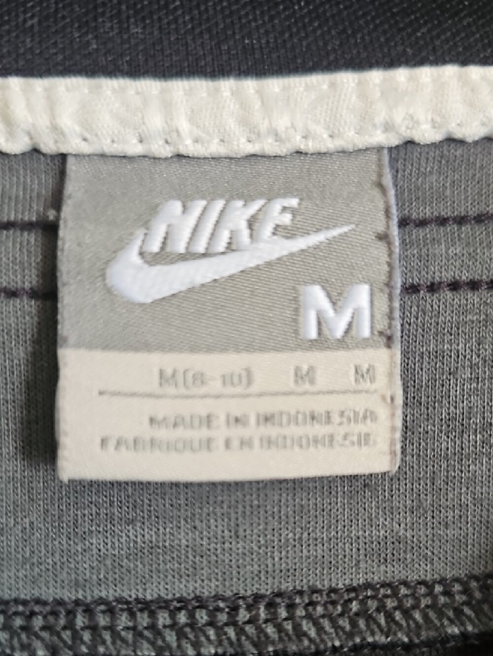 Vintage Nike Women's Black Full-Zip Track Jacket with Gray Pattern, Medium - Picture 7 of 11